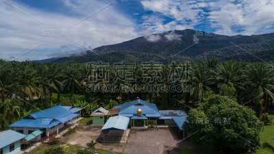 小清真寺鸟瞰图与山在阴天晴天背景。