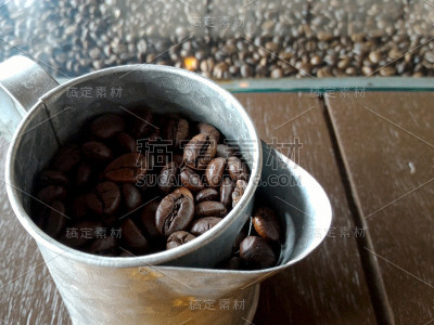 黑色的咖啡杯
