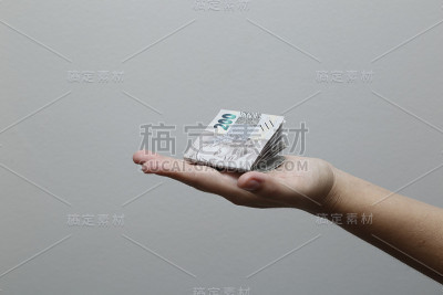 手握巴西真正的钞票
