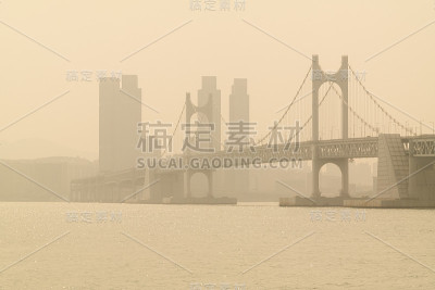 韩国釜山的地标——光安大桥和该市都被污染的黄尘覆盖。