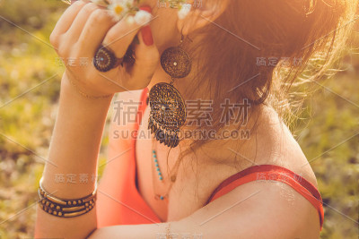 戴着奇异珠宝和金色迈赫迪纹身的女人