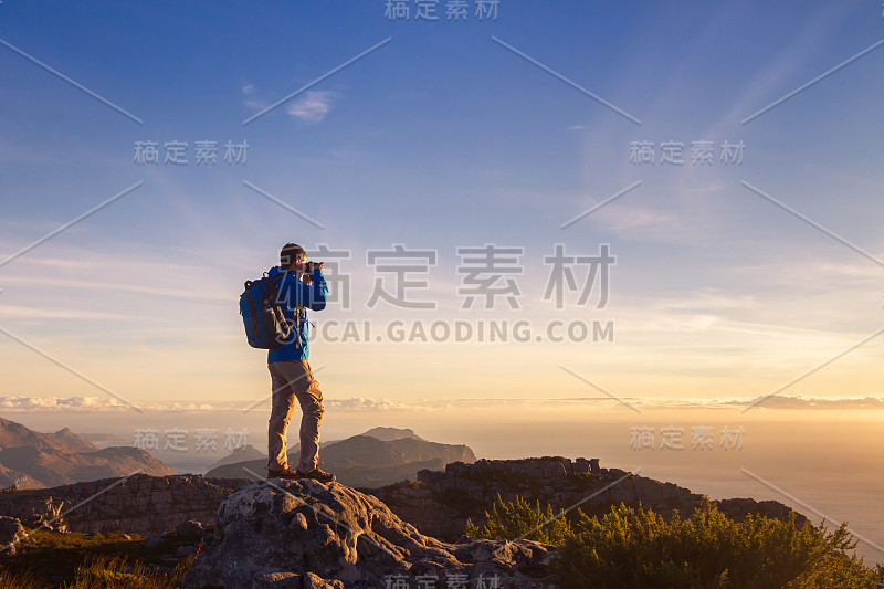 自然摄影师旅行者拍摄美丽的风景照片