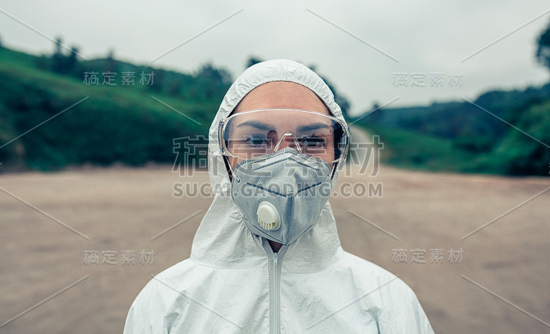 穿着细菌防护服的女人