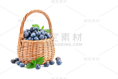 蓝莓筐子孤立在白色背景