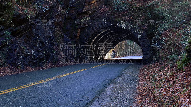 透视街景照片的一个空的隧道道路在山的一边