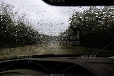 雨点落在挡风玻璃上，行驶在高速公路上，能见度很低