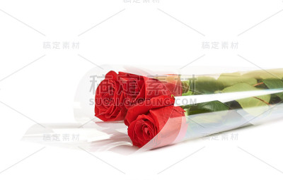 包裹着三朵红玫瑰
