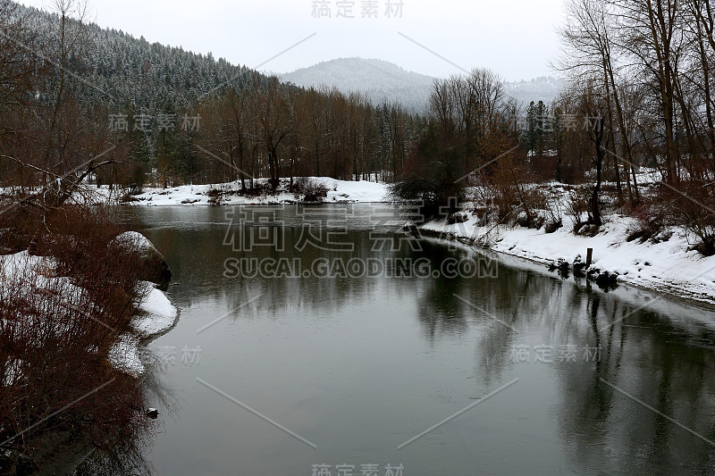 在莱文沃斯的冰柱河雪天