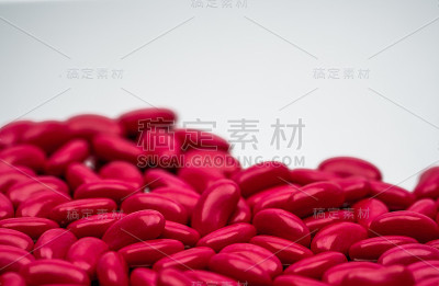 有选择性地将红色肾形糖衣片剂放在白色背景上，复制空白