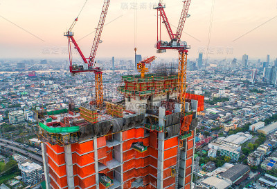 起重机施工现场。建筑工人正在建筑。鸟瞰图。前视图。