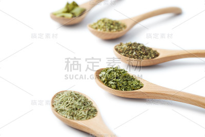 木勺上的干香草