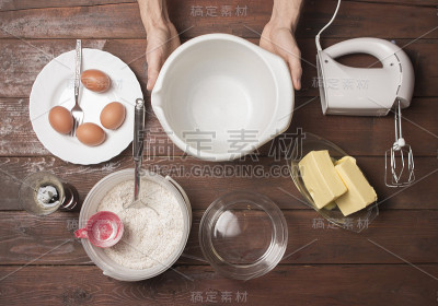 烹饪食物，高视阔步。