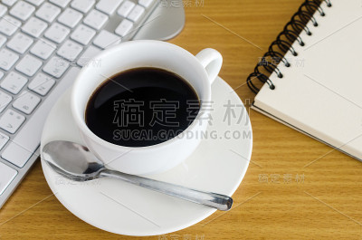 桌上的咖啡杯和电脑键盘。
