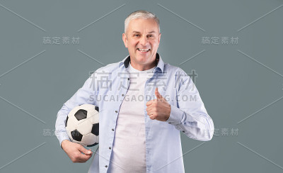 灰色背景下的足球