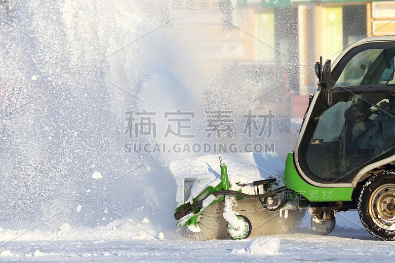 在特殊设备的帮助下清理城市的积雪