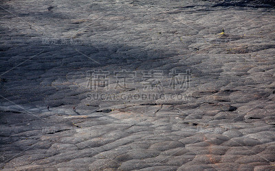 夏威夷火山国家公园基拉韦厄伊基步道上的徒步者