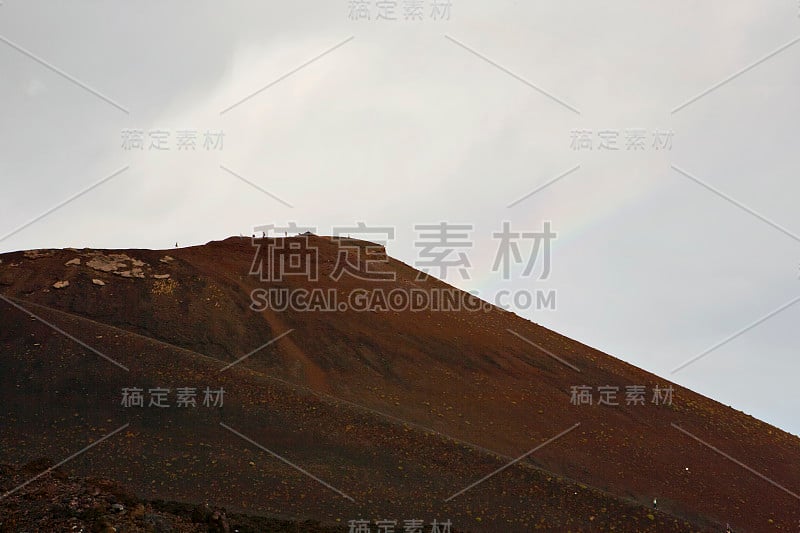 埃特纳火山上空的彩虹