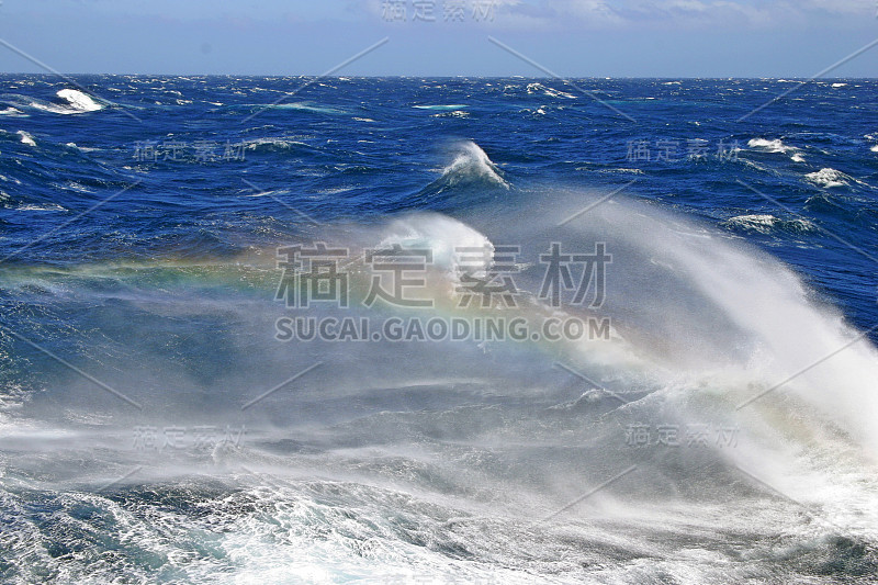 南太平洋上波涛汹涌的海面