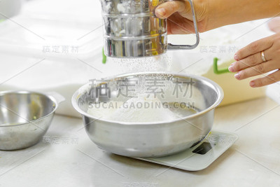 烹饪烘焙。库克筛面粉