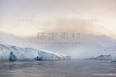 格陵兰岛北冰洋上的冰山