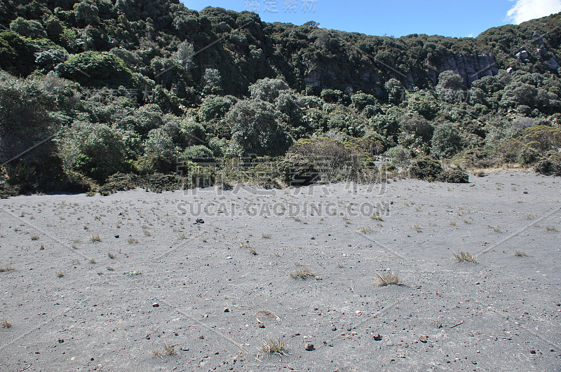 哥斯达黎加的伊拉祖火山。有防护屏障的云层中的火山口。熔岩和浮石的碎片。