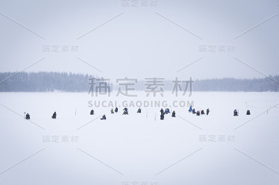 冰上钓鱼的照片。Sotkamo,芬兰。