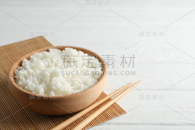 碗与米饭和筷子在木背景，文字空间