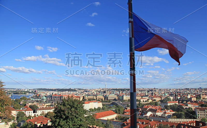 捷克国旗和布拉格全景，捷克共和国