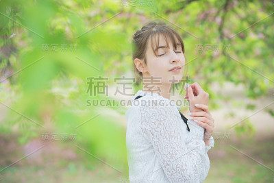 年轻女子被树治好了