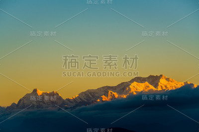 壮观的风景康城章嘉山在阳光的照射下五颜六色