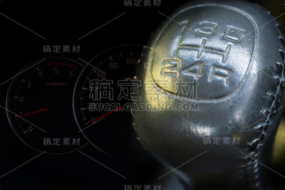 手动变速箱换挡与速度表汽车仪表盘