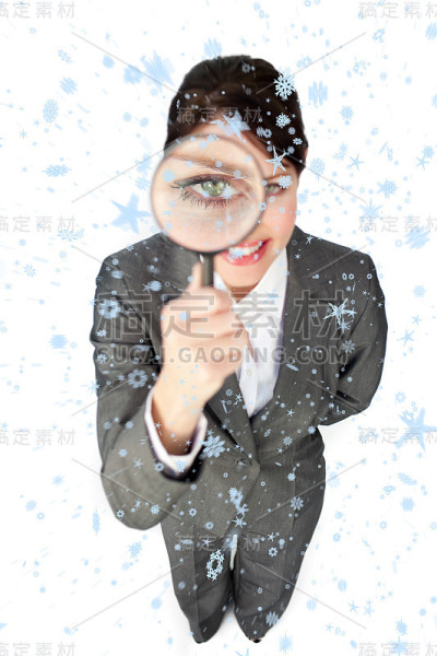 年轻女商人透过放大镜看的合成图像