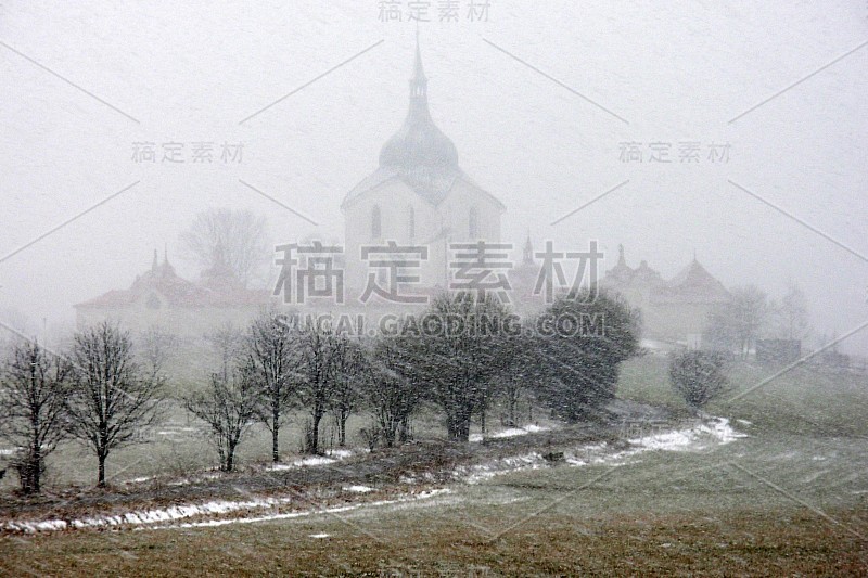 尼波慕克的圣约翰教堂正在下雪