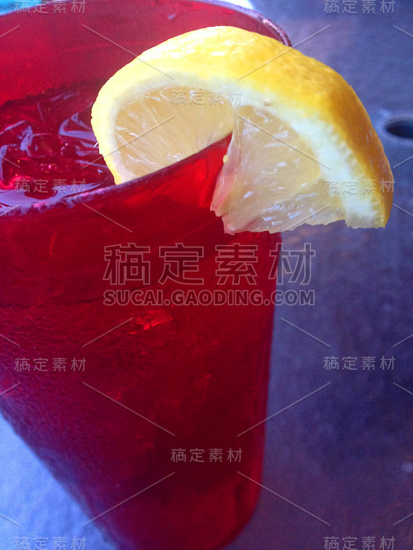 柠檬在玻璃