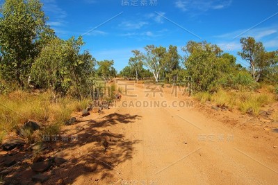 穿过澳大利亚金伯利的道路