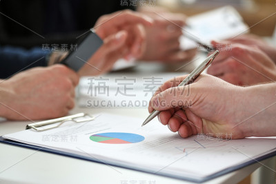一群人讨论问题