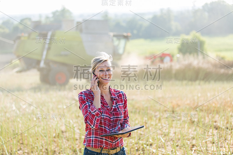 女农民用手机，在后台收获收获