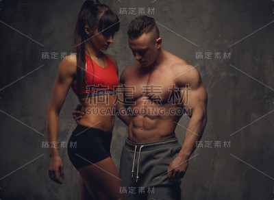 运动健身的夫妇。