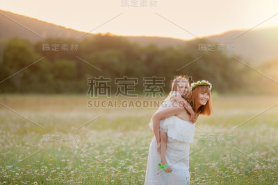 妈妈和女儿穿着白色的连衣裙