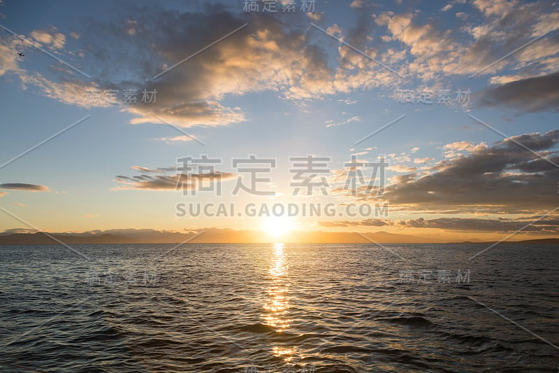 俄罗斯堪察加半岛阿瓦查湾上空的金色夕阳。