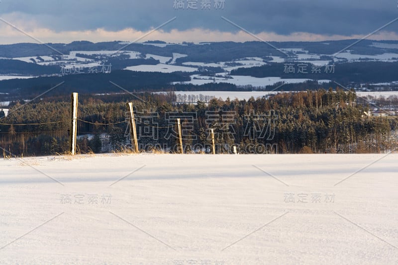 栅栏杆在多雪的冬季乡村晴天，天气预报概念