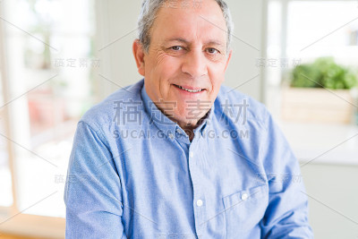 帅老男人微笑自信