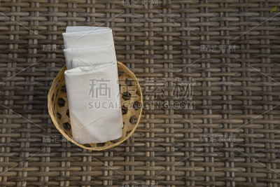 竹篮子里的白色餐巾