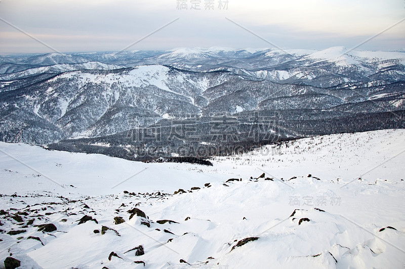 冬季从山顶到山谷。徒步登山。