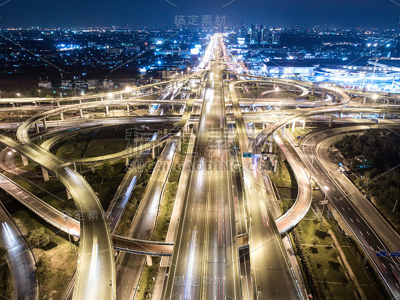 鸟瞰图，道路环岛，高速公路与汽车停车场在泰国的城市。美丽的街道，市中心，城市景观，顶视图。背景