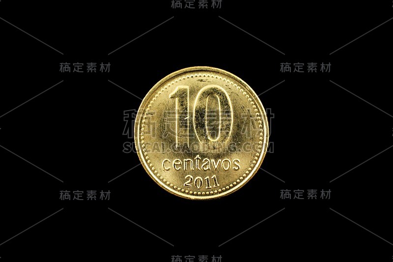 孤立在黑色上的阿根廷黄金十分硬币