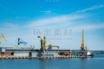 港口起重机全景图。