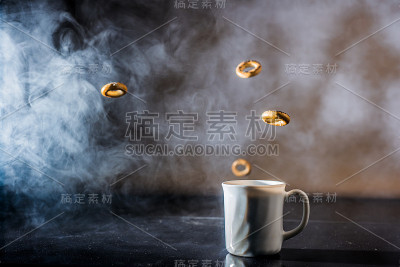 飞机票和咖啡杯