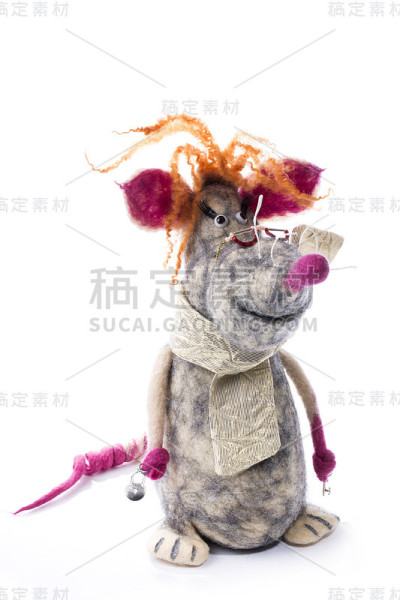 在白色背景上用毛毡制成的鼠软玩具