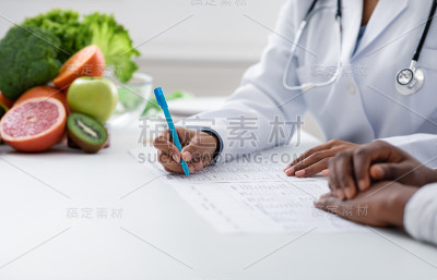 营养师在诊所为病人制定治疗计划